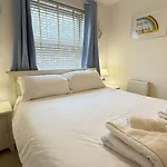 Casa de Férias Paws And Relax - Part Of The The Bay Village With Pool, Gym And Direct Access, Pub, Restaurant, Tennis And Meadows Walks *