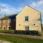 Casa de Férias Paws And Relax - Part Of The The Bay Village With Pool, Gym And Direct Access, Pub, Restaurant, Tennis And Meadows Walks *