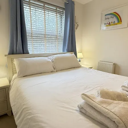 Casa de Férias Paws And Relax - Part Of The The Bay Village With Pool, Gym And Direct Access, Pub, Restaurant, Tennis And Meadows Walks *