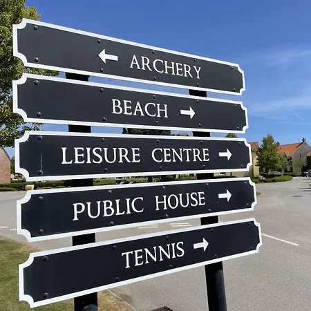 Casa de Férias Paws And Relax - Part Of The The Bay Village With Pool, Gym And Direct Access, Pub, Restaurant, Tennis And Meadows Walks *